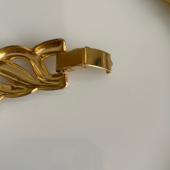 Gold Tone Collar Necklace. In Like New Condition. - Picture 4 of 5